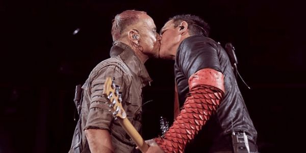 Haber | RAMMSTEIN ÜYELERİ RUSYA KONSERİNDE LGBTİ+’YA DESTEK İÇİN ÖPÜŞTÜ
